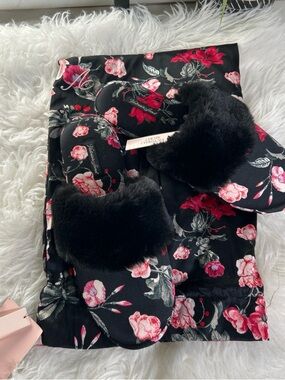 Victoria's Secret Size M 7/8 New Black Floral Slide Slippers with Pink Accents
